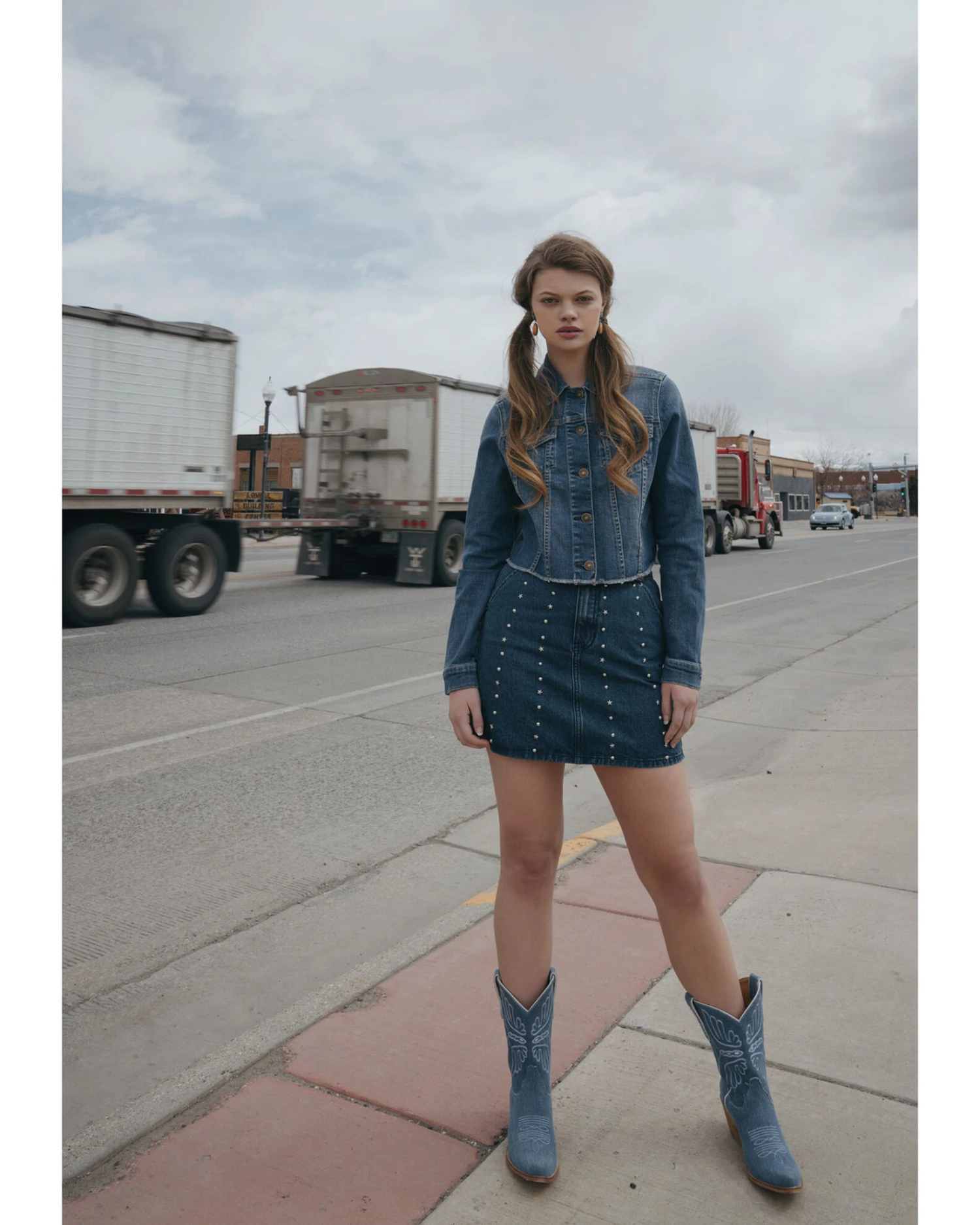 Shyanne Women's Medium Dark Wash Cropped Fray Denim Jacket 7 Shyanne Women's Medium Dark Wash Cropped Fray Denim Jacket - Image 5